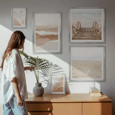 Gallery wall met minimalistische stranden en bergen