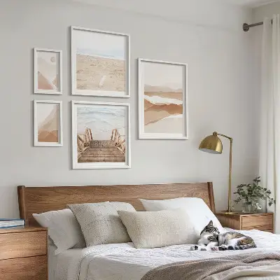 Gallery wall met minimalistische stranden en bergen