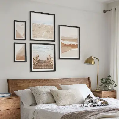 Gallery wall met minimalistische stranden en bergen