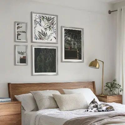 Wanddecoratie compositie met plantenmotieven in een groene oase