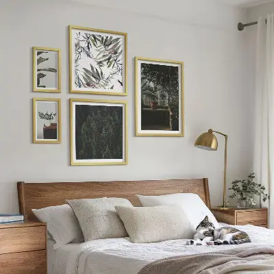 Wanddecoratie compositie met plantenmotieven in een groene oase