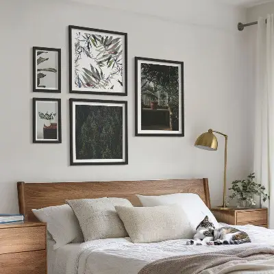 Wanddecoratie compositie met plantenmotieven in een groene oase