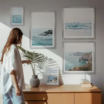 Gallery wall met rustig uitzicht op zee, stranden en kliffen