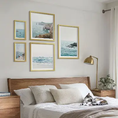 Gallery wall met rustig uitzicht op zee, stranden en kliffen