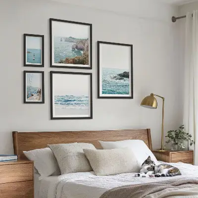 Gallery wall met rustig uitzicht op zee, stranden en kliffen