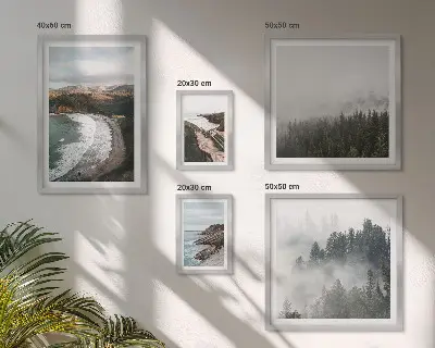 Moderne schilderijenset met kustlandschappen en bergbossen