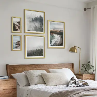 Moderne schilderijenset met kustlandschappen en bergbossen