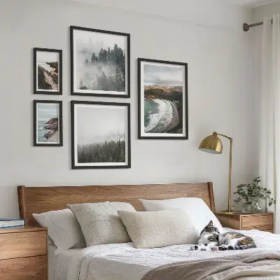 Moderne schilderijenset met kustlandschappen en bergbossen
