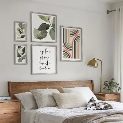 Moderne schilderijenset met stijlvolle bloemen en geometrische vormen