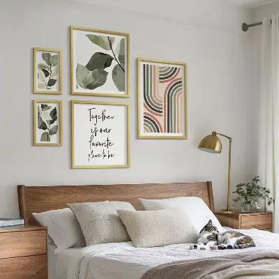 Moderne schilderijenset met stijlvolle bloemen en geometrische vormen