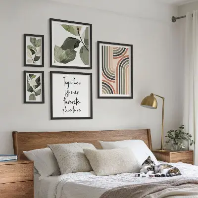 Moderne schilderijenset met stijlvolle bloemen en geometrische vormen