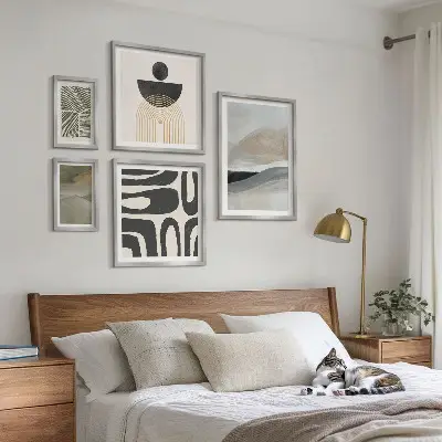Gallery wall met abstracte patronen in kleur