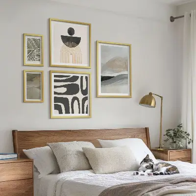 Gallery wall met abstracte patronen in kleur