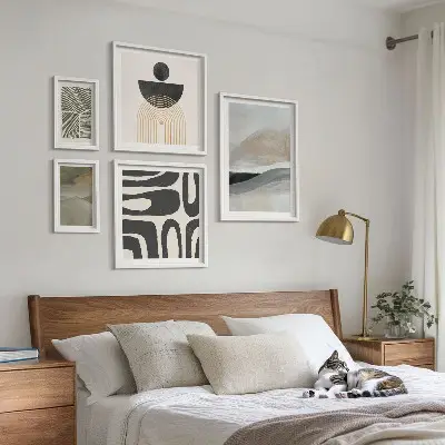 Gallery wall met abstracte patronen in kleur