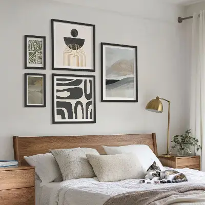 Gallery wall met abstracte patronen in kleur