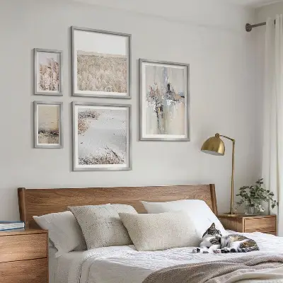 Wanddecoratie compositie in een stijlvolle natuurlijke minimalistische stijl
