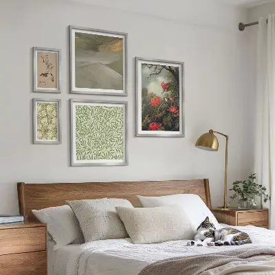 Set van moderne schilderijen met bloemen, vogels en natuurmotieven