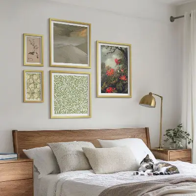 Set van moderne schilderijen met bloemen, vogels en natuurmotieven