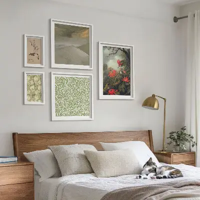 Set van moderne schilderijen met bloemen, vogels en natuurmotieven