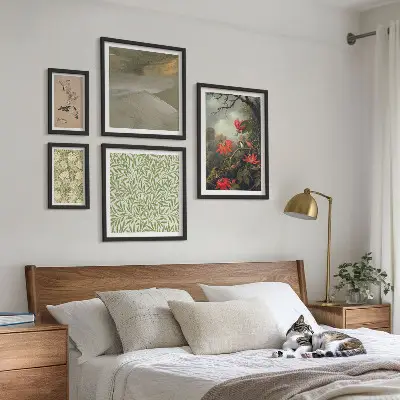 Set van moderne schilderijen met bloemen, vogels en natuurmotieven