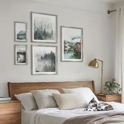 Moderne schilderijen set met berglandschappen, huisjes en water