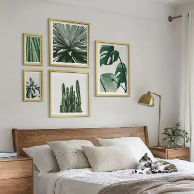 Set van moderne schilderijen met groene tropische kamerplanten