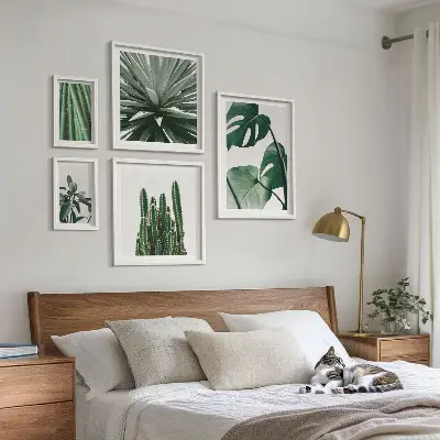 Set van moderne schilderijen met groene tropische kamerplanten