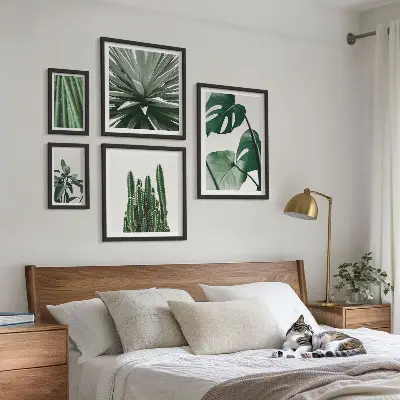Set van moderne schilderijen met groene tropische kamerplanten