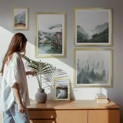 Wanddecoratie compositie met berglandschap en huizen bij water