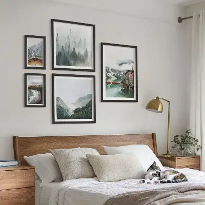 Wanddecoratie compositie met berglandschap en huizen bij water
