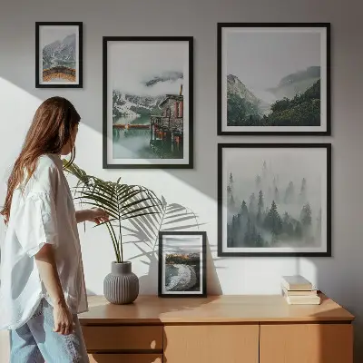 Wanddecoratie compositie met berglandschap en huizen bij water