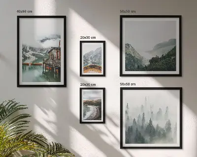 Wanddecoratie compositie met berglandschap en huizen bij water