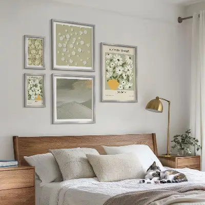 Set van moderne schilderijen met bloemrijke stedelijke motieven