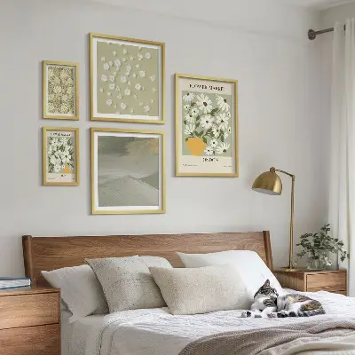 Set van moderne schilderijen met bloemrijke stedelijke motieven