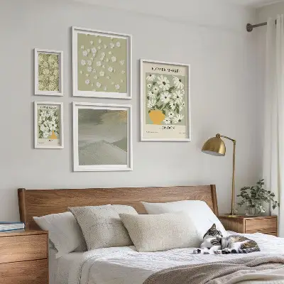 Set van moderne schilderijen met bloemrijke stedelijke motieven