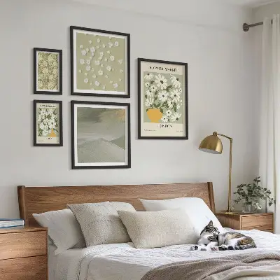 Set van moderne schilderijen met bloemrijke stedelijke motieven