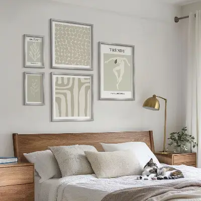 Gallery wall met stijlvolle abstracte groene afbeeldingen