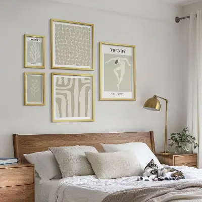 Gallery wall met stijlvolle abstracte groene afbeeldingen