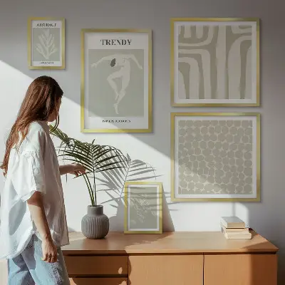 Gallery wall met stijlvolle abstracte groene afbeeldingen