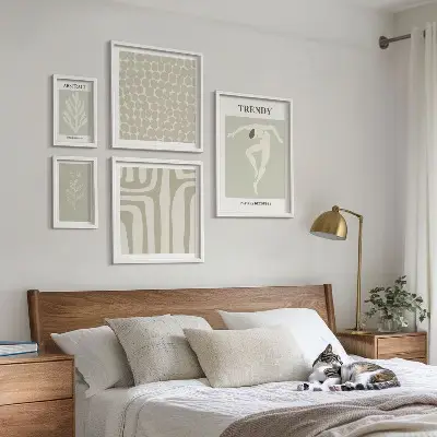 Gallery wall met stijlvolle abstracte groene afbeeldingen