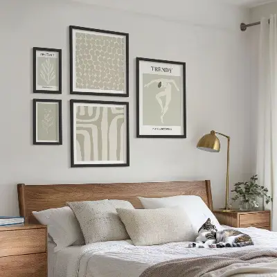 Gallery wall met stijlvolle abstracte groene afbeeldingen