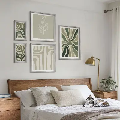 Gallery wall met abstracte plantpatronen