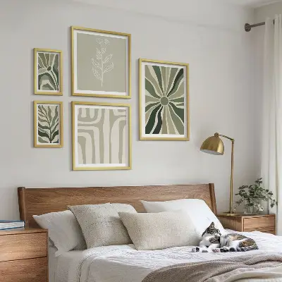 Gallery wall met abstracte plantpatronen