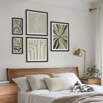 Gallery wall met abstracte plantpatronen