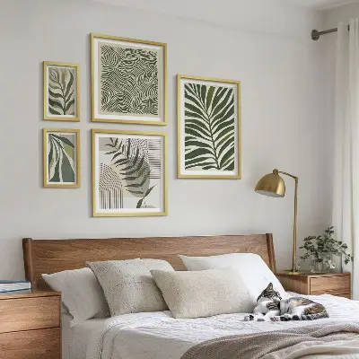 Gallery wall met moderne plantenpatronen