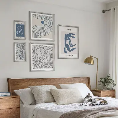 Gallery wall met abstracte moderne lijnen