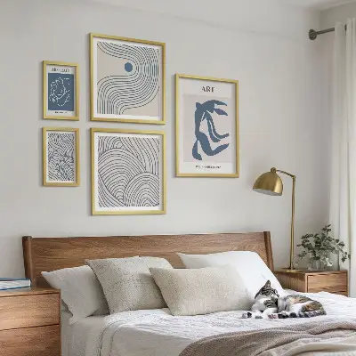 Gallery wall met abstracte moderne lijnen