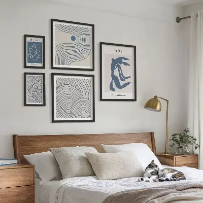 Gallery wall met abstracte moderne lijnen