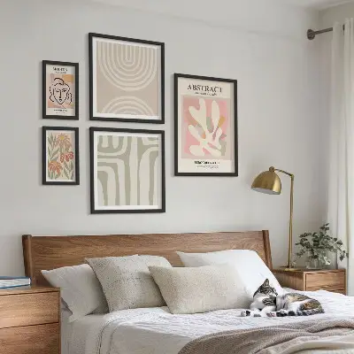 Gallery wall met abstracte planten stijlvolle wanddecoratie