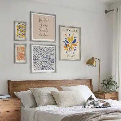 Wanddecoratie met compositie bloemmotieven en Londense inscripties